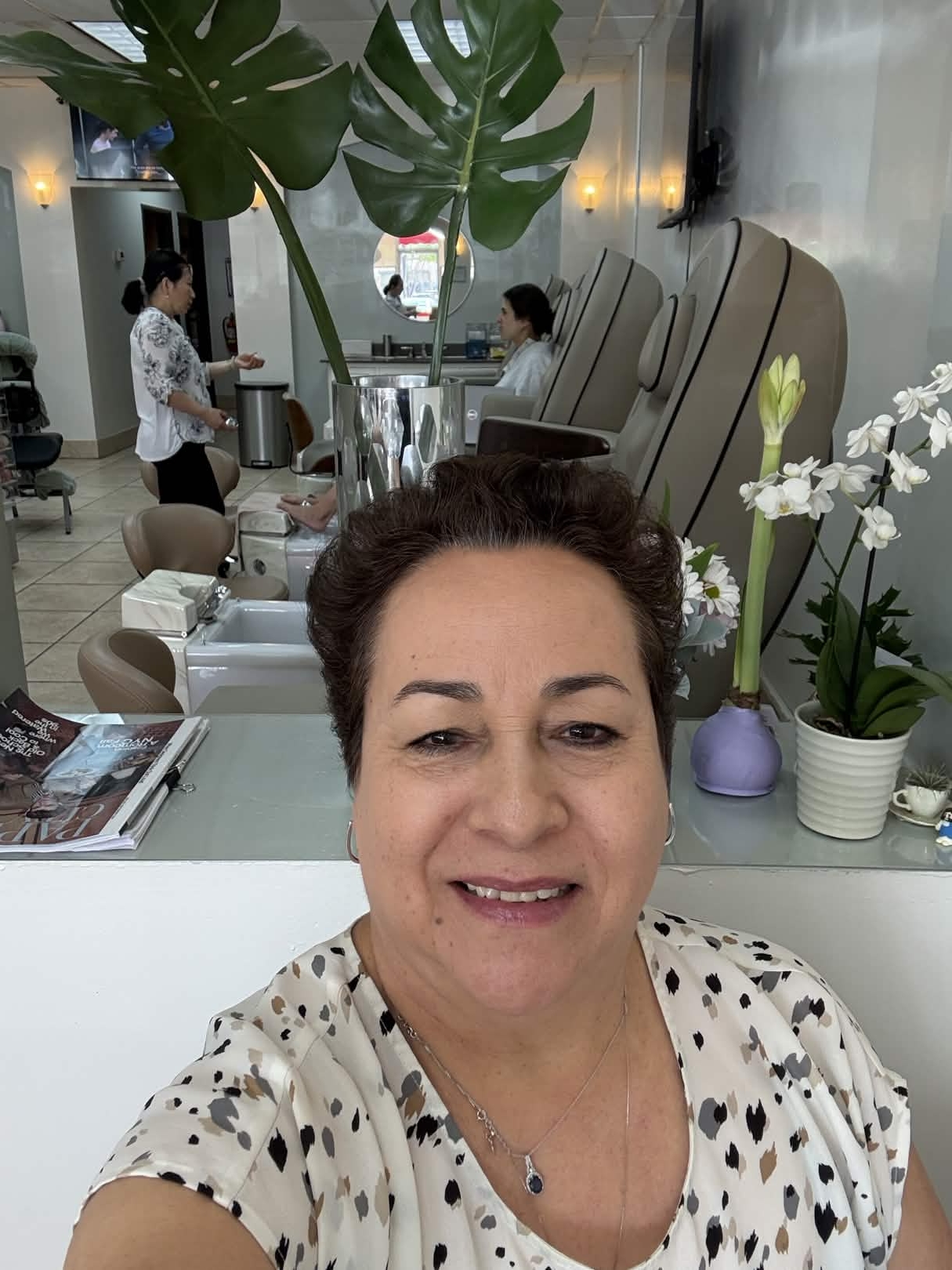 Portrait of Gloria Flores smiling inside the salon